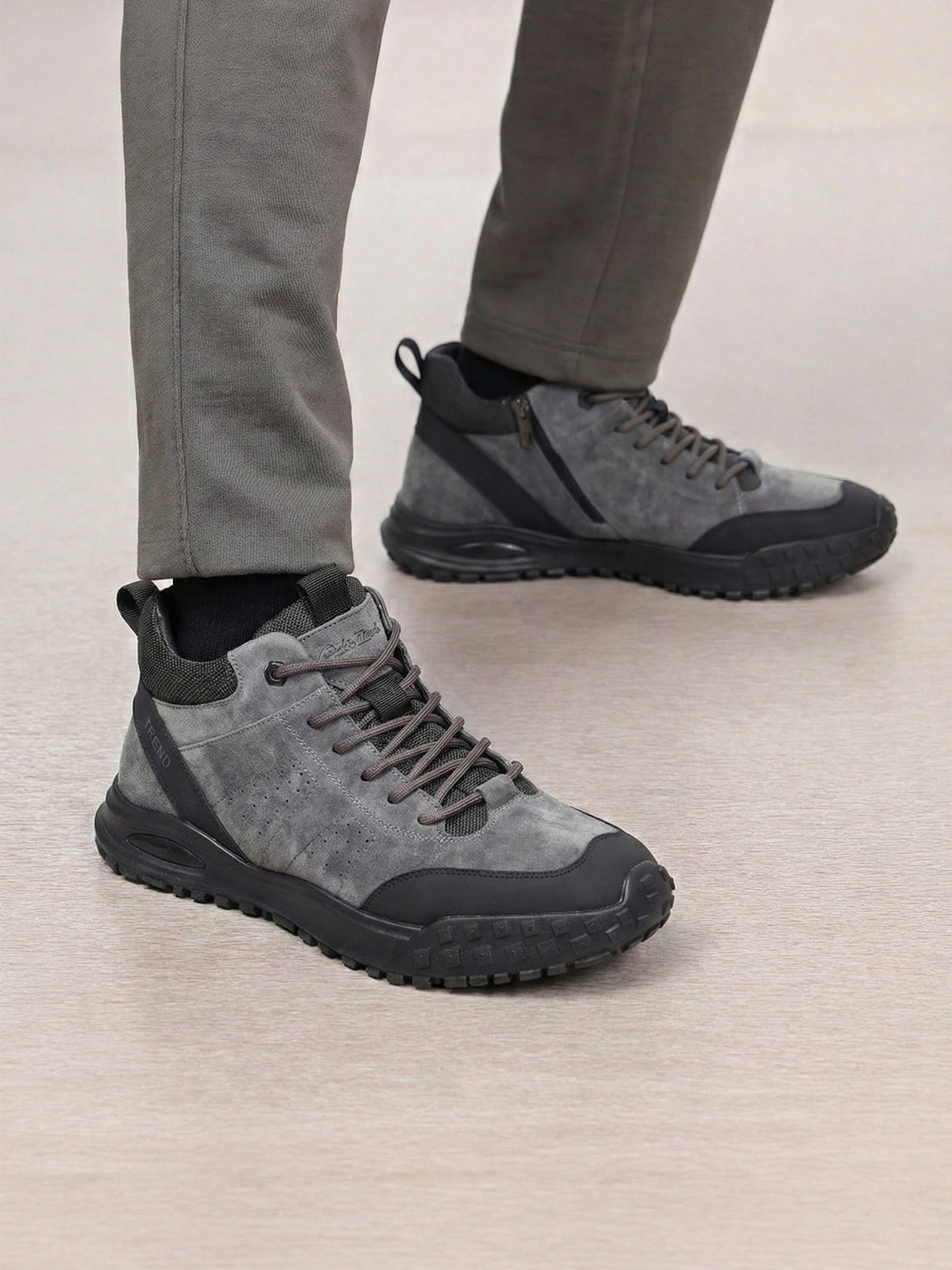 Кроссовки серого цвета комбинированные на низкой подошве